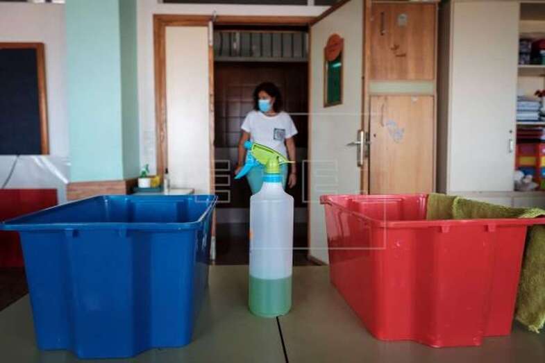 Desinfectantes, geles hidroalcohólicos y señalizaciones serán los protagonistas del nuevo curso escolar (Foto EFE / Ángel Medina G.)